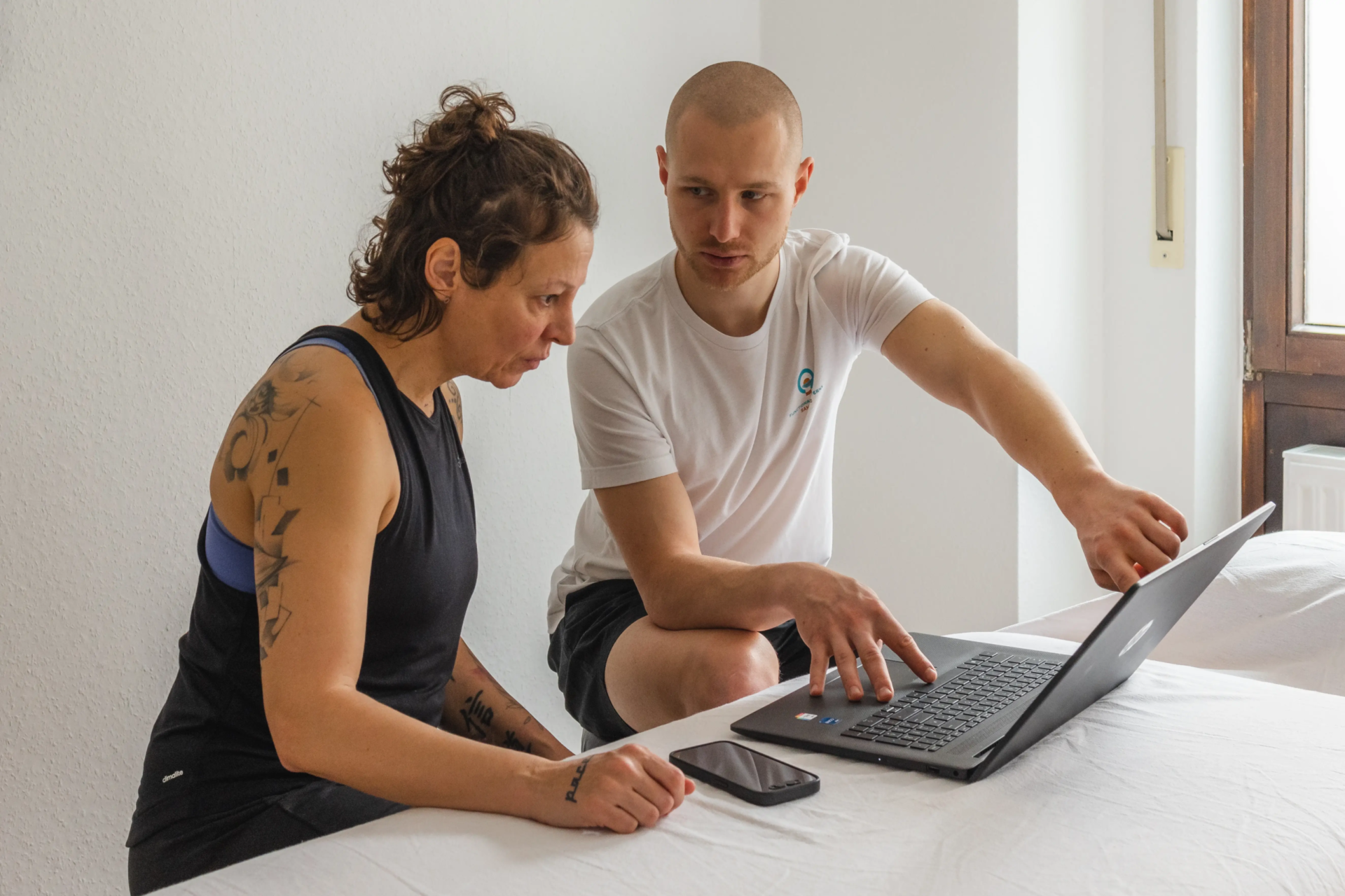 Flo und Klientin bei Besprechung Flo und Klientin bei Besprechung